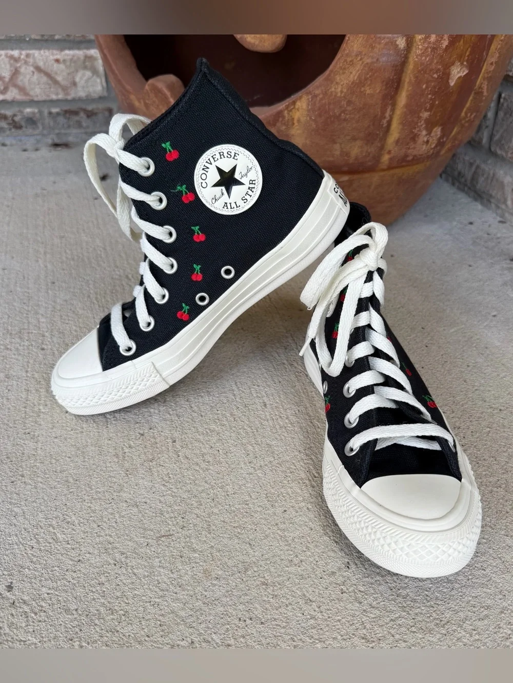 🍒💣 Cherry embroidered high top Converse